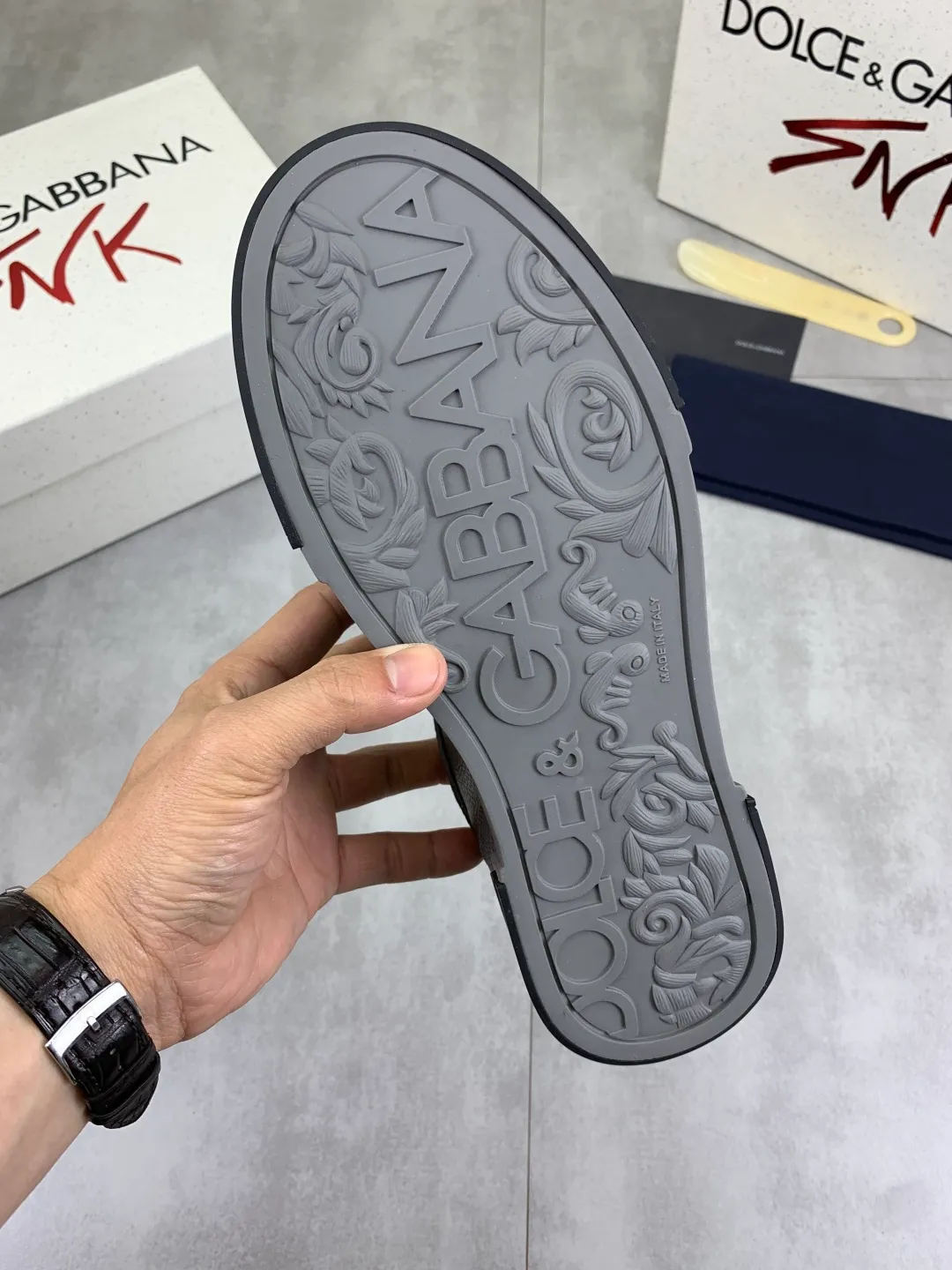 Men's shoes 💰P520 new model (DG-Dolce & Gabbana) latest popular 🔥🔥casual shoes, with brand signature details on the tongue, imported first-layer pebbled cowhide fabric, fashionable and versatile, can add luster to various looks. Create an exquisite design with unique dynamic vitality and modern atmosphere, showing modern elegance. Size: 38-44 (45 46 customized) Color: 4️⃣ colors available